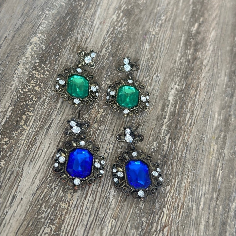 Bundle two pair of earrings